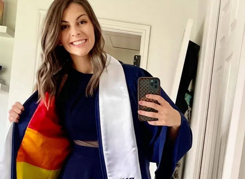 Pour défier son université anti-LGBTQ, elle porte une robe arc-en-ciel